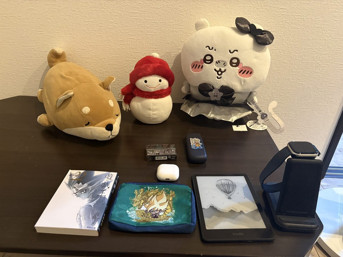 デスクに並ぶ葵ファミリー(まろすけ、ゆきだるちゃん、ぬいぐるみ、遊☆戯☆王、Kindleなど)